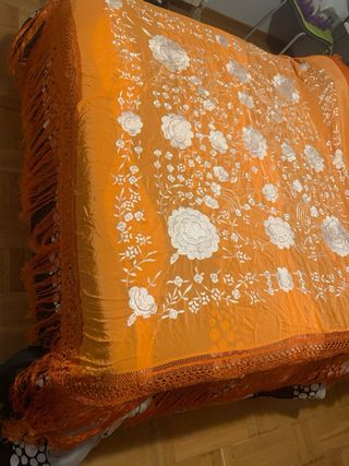 Manton Manila Naranja Flores Blancas