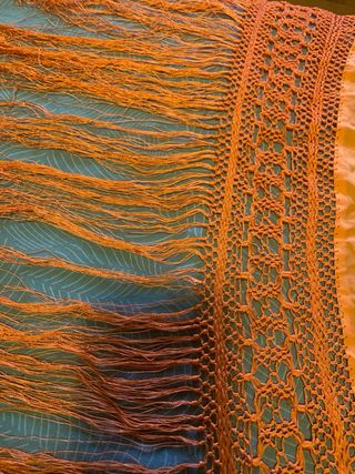 Manton Manila Naranja Flores Blancas