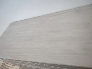 Baldosas porcelánicas grises efecto madera