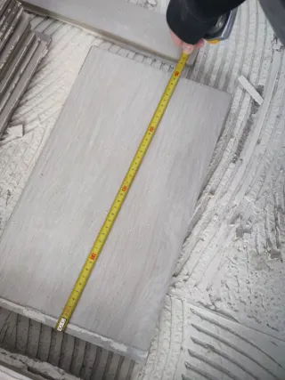 Baldosas porcelánicas grises efecto madera