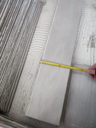 Baldosas porcelánicas grises efecto madera