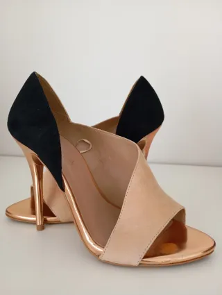 Zapatos de fiesta dorados y negros