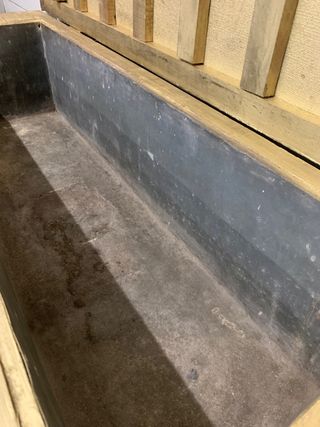 Antiguo aparador de madera y metal/Cofre