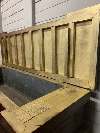 Antiguo aparador de madera y metal/Cofre