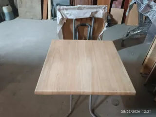 Tavolo pieghevole in legno e metallo 80x80