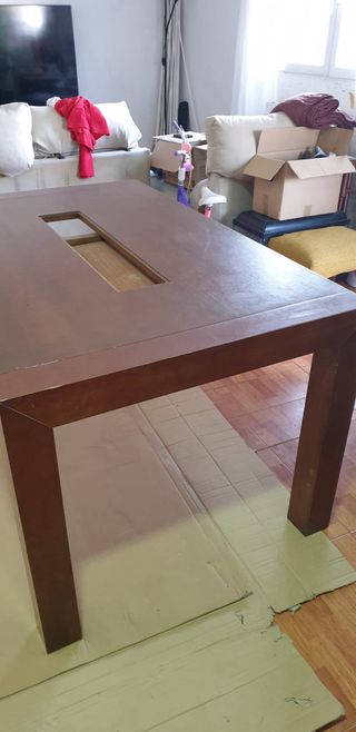 Mesa de salón de madera