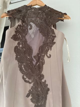 Vestido de fiesta beige y marrón con encaje