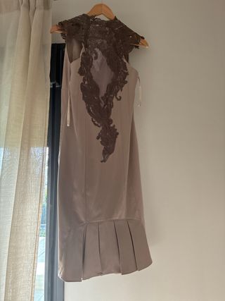 Vestido de fiesta beige y marrón con encaje