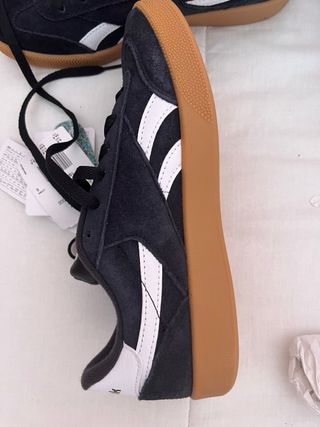 Deportivas Reebok Negras y Blancas SIN CAJA