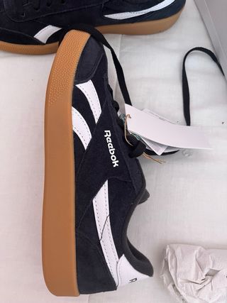 Deportivas Reebok Negras y Blancas SIN CAJA