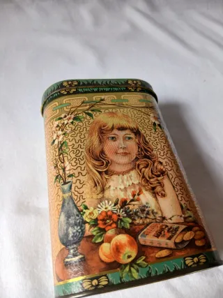 Lata antigua de galletas con imagen niña
