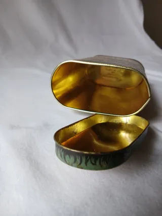 Lata antigua de galletas con imagen niña