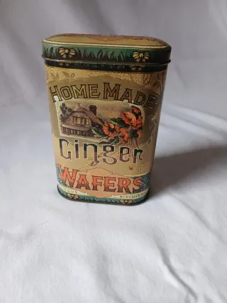 Lata antigua de galletas con imagen niña