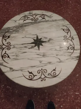 Mesa antigua de mármol con diseño