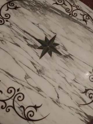 Mesa antigua de mármol con diseño