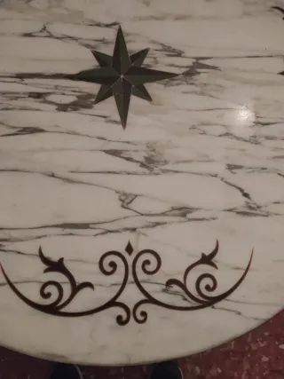Mesa antigua de mármol con diseño