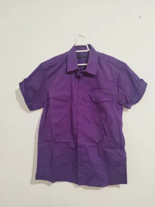 Camisa morada de chico
