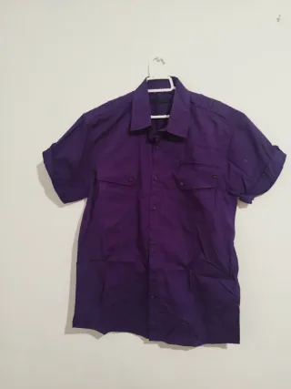 Camisa morada de chico