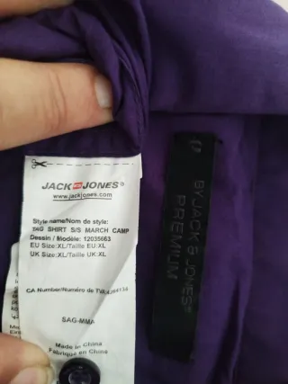 Camisa morada de chico