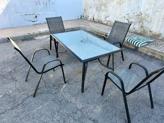 Mesa de cristal y 4 sillas de metal
