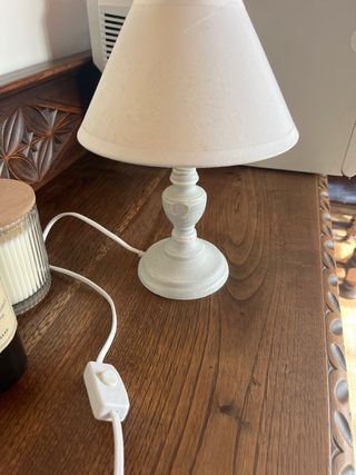 Lámpara de mesa beige y gris madera