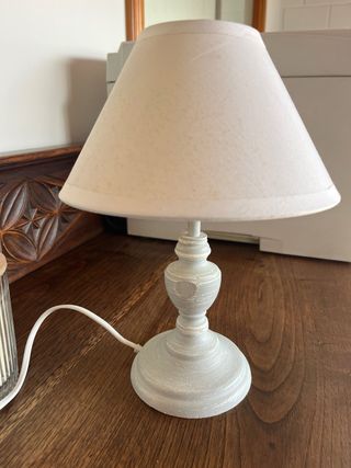 Lámpara de mesa beige y gris madera