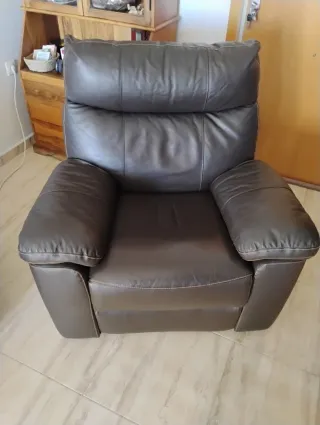 Sillón reclinable de piel marrón