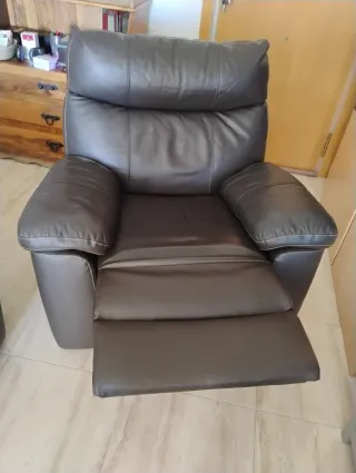 Sillón reclinable de piel marrón