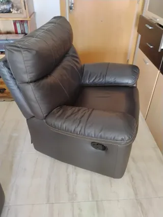 Sillón reclinable de piel marrón