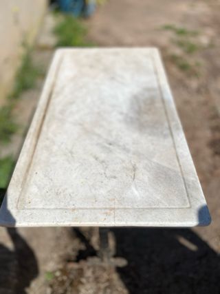 Mesa de bar de mármol y metal