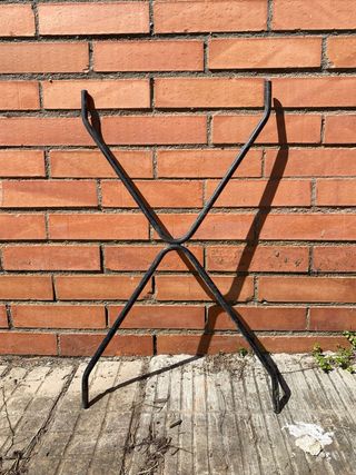 Mesa de bar de mármol y metal