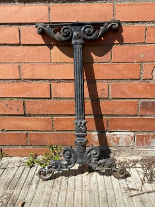 Mesa de bar de mármol y metal