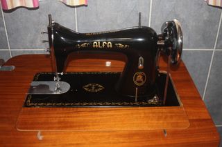 Máquina de coser Alfa antigua