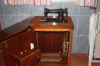 Máquina de coser Alfa antigua