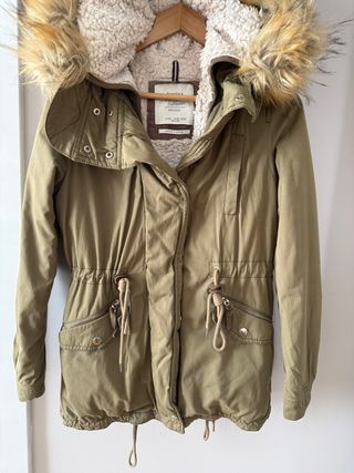 Parka Bershka verde militar con borreguito