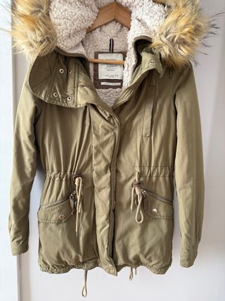 Parka Bershka verde militar con borreguito