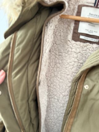 Parka Bershka verde militar con borreguito