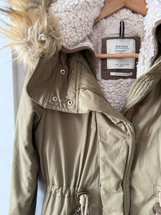 Parka Bershka verde militar con borreguito