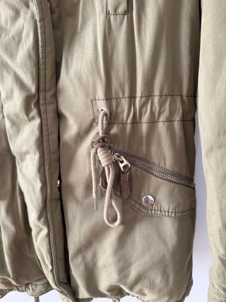 Parka Bershka verde militar con borreguito