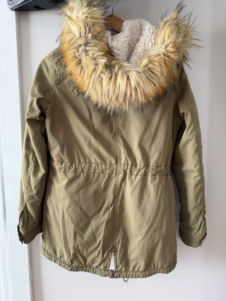Parka Bershka verde militar con borreguito