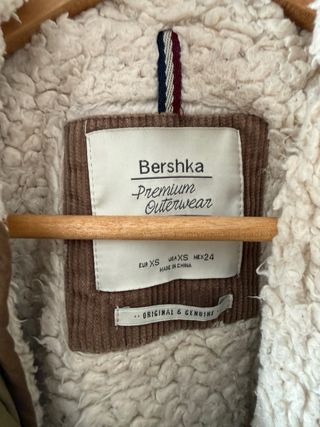 Parka Bershka verde militar con borreguito