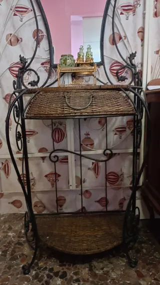 Mueble tocador vintage con espejo y cestería.