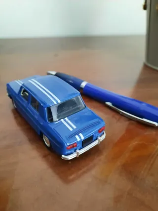 Coche miniatura Renault 8 de color azul  1:43