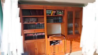 Mueble de madera y cristal