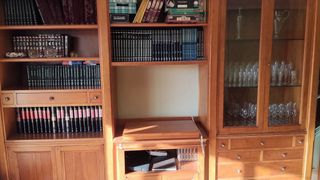 Mueble de madera y cristal