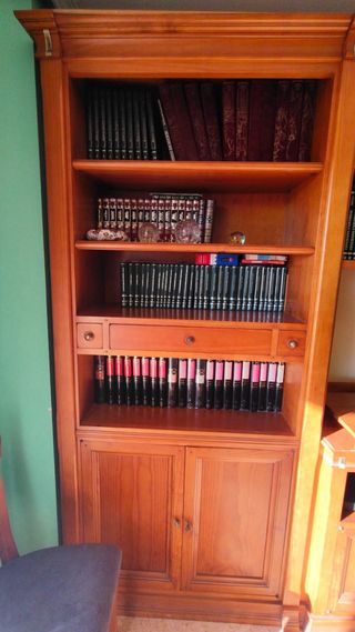 Mueble de madera y cristal