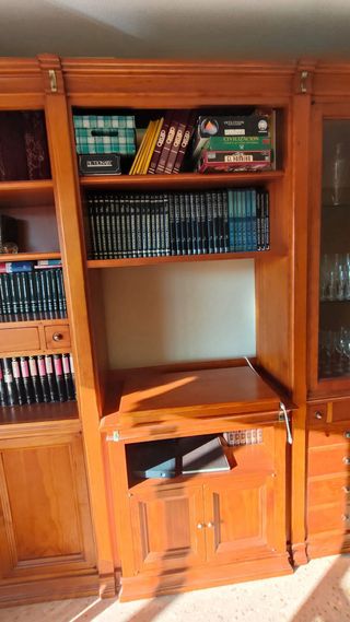 Mueble de madera y cristal