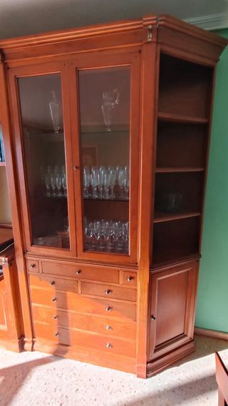 Mueble de madera y cristal