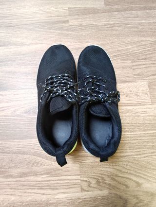 Deportivas negras con cordones