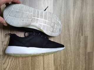 Deportivas negras con cordones